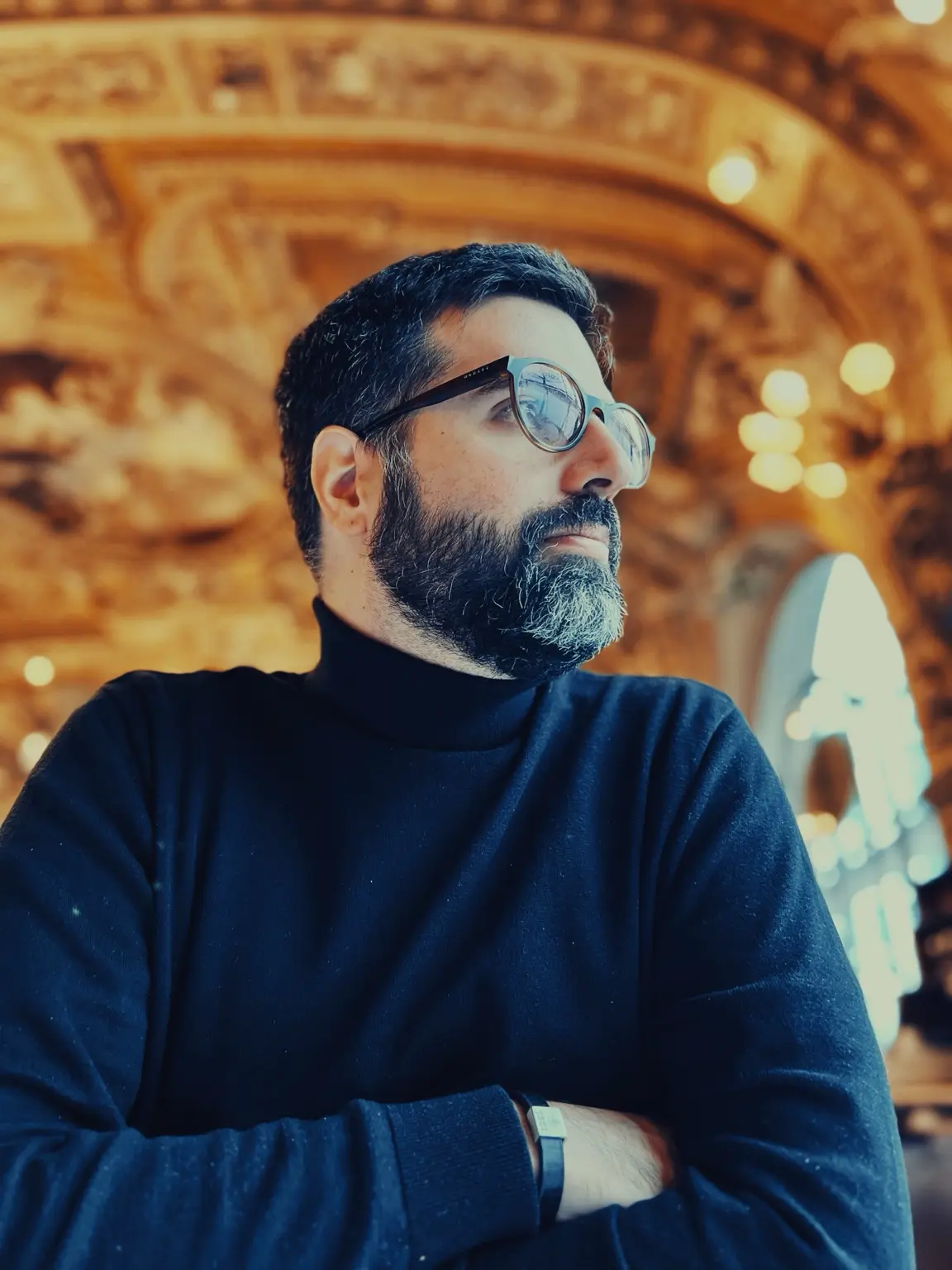 Gorka Álvarez en una visita cultural, con jersey negro y los brazos cruzados