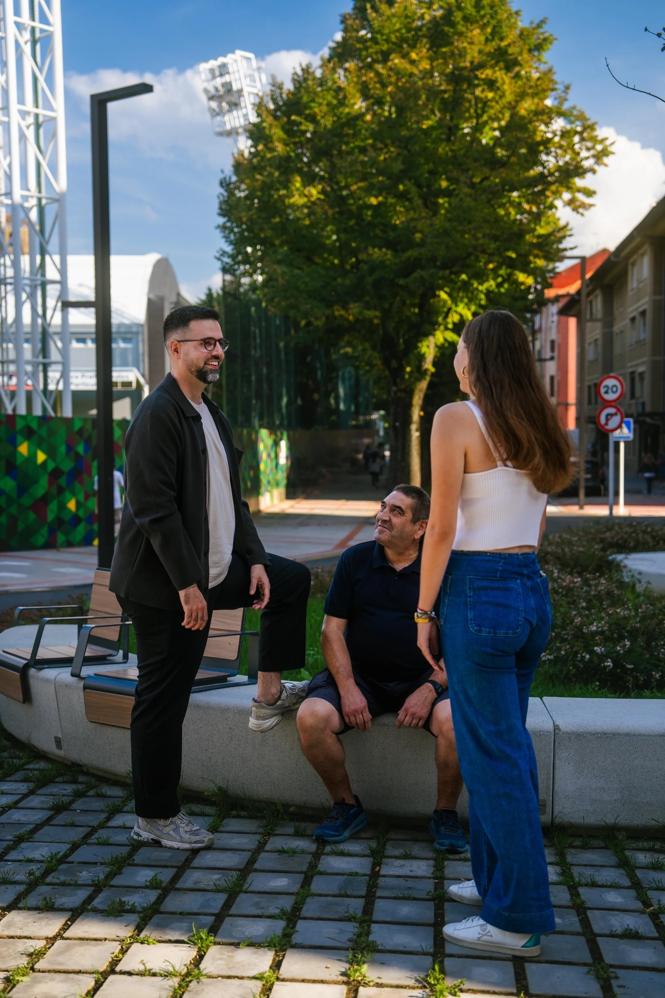 Gorka Álvarez conversando con dos personas en la Alameda Las Llanas, Sestao
