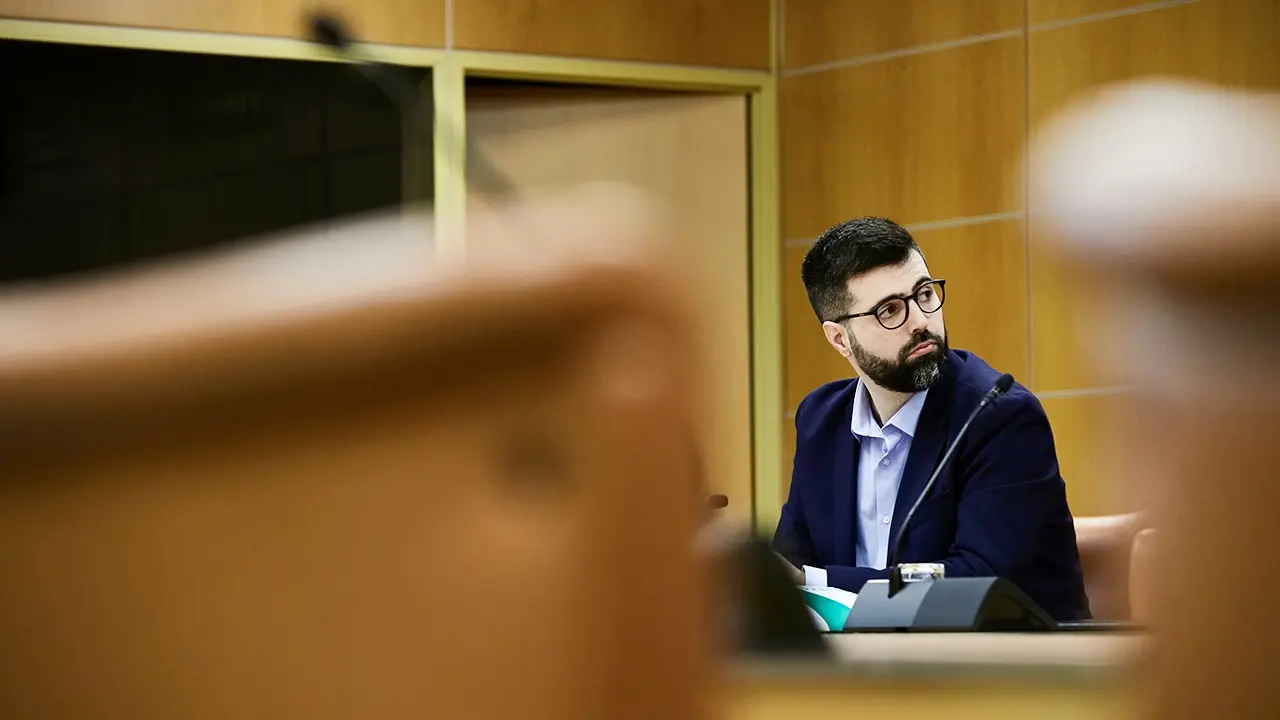 Gorka Álvarez durante una sesión en el Parlamento Vasco