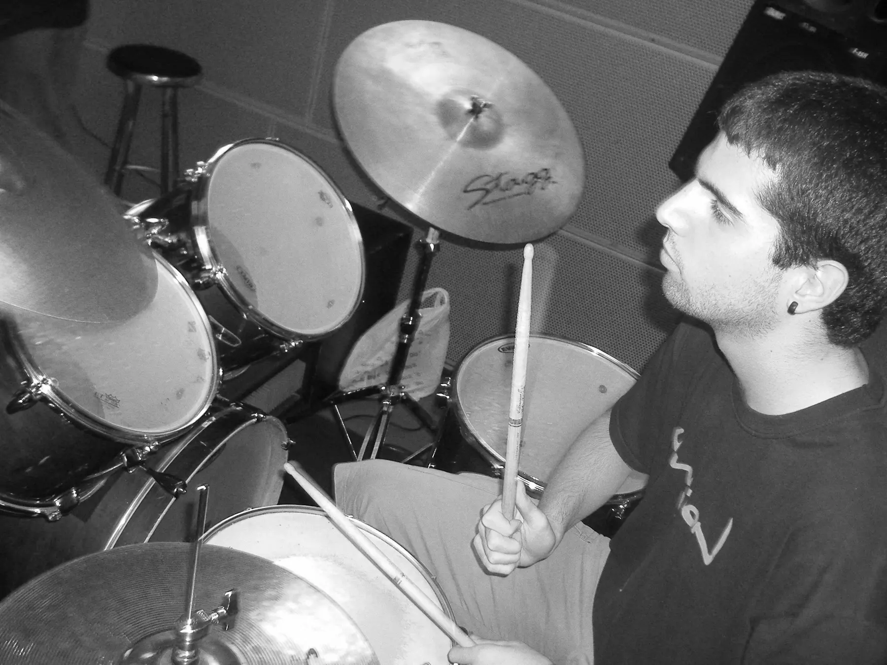 Gorka Álvarez tocando la batería con su antiguo grupo Azken Eguna