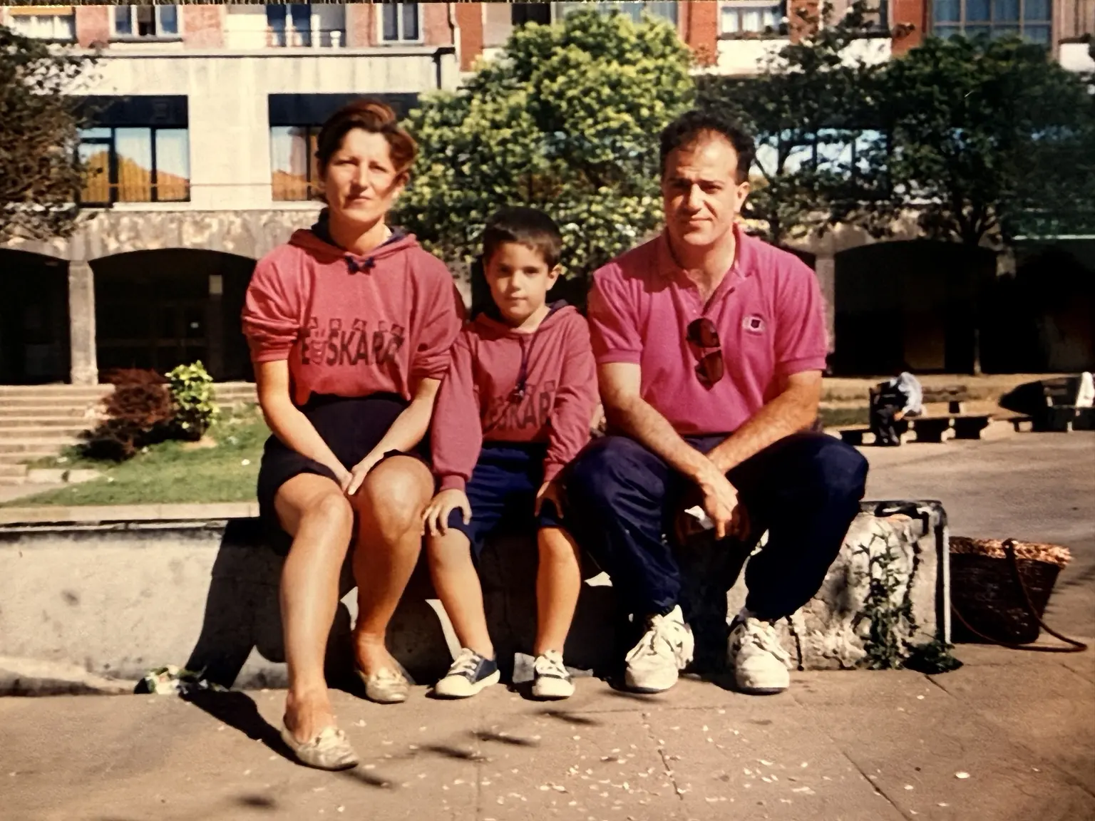 Gorka Álvarez con sus padres en la antigua plaza del Kasko, con camisetas en favor del euskera