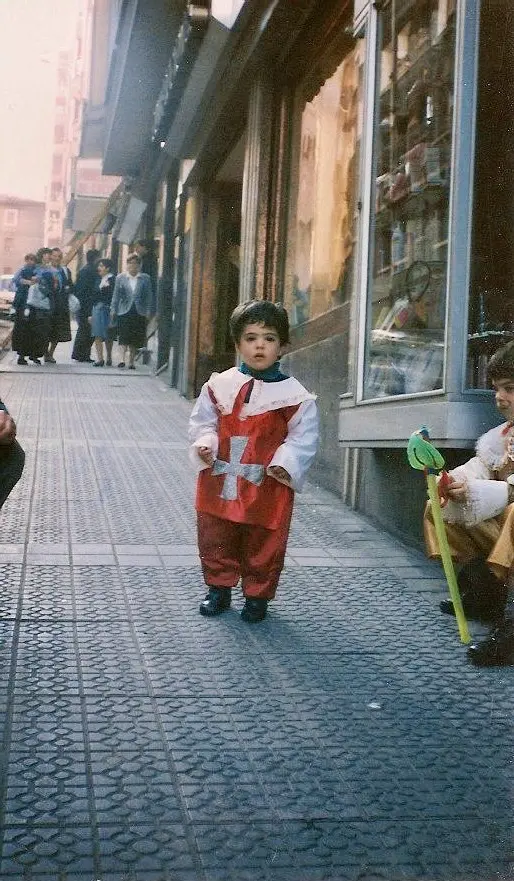 Gorka Álvarez de niño en La Iberia, frente a la antigua Perfumería Mari Carmen