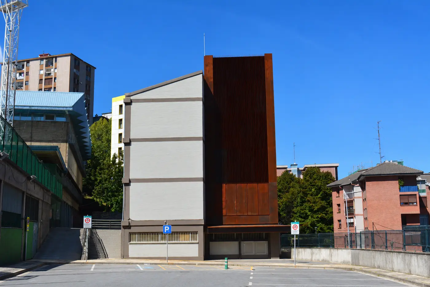 Fachada renovada del centro de FP Básica de Las Llanas